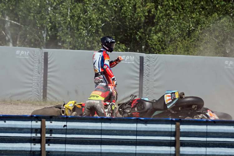 Jonas Kocourek mit gebrochenen Knochen