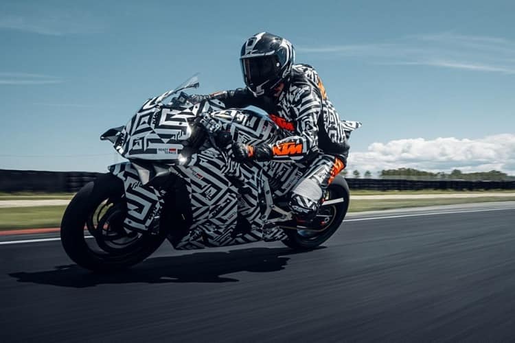 KTM 990RC R: Hurra, KTM baut nach fast zehn Jahren wieder einen potenten Supersportler mit Strassenzulassung