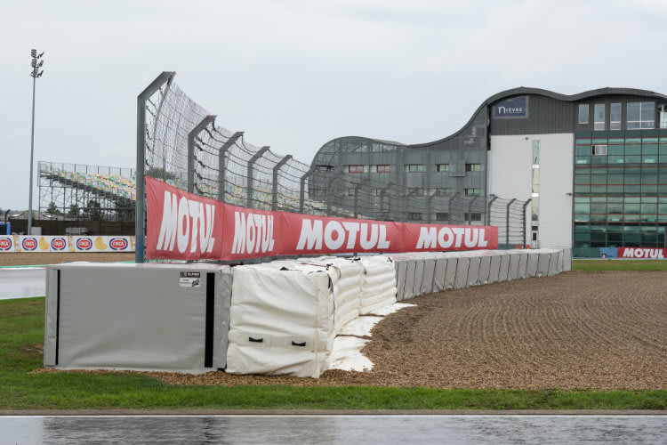 Diese Mauer war 2024 nur mit einem Reifenstapel geschützt