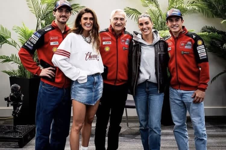 Videodreh mit Pecco Bagnaia, Domizia Castagnini, Davide Tardozzi, Gemma Pinto und Marc Marquez