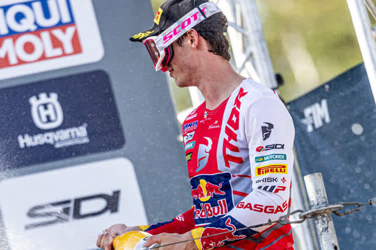 Simon Längenfelder auf dem Podium in Kegums