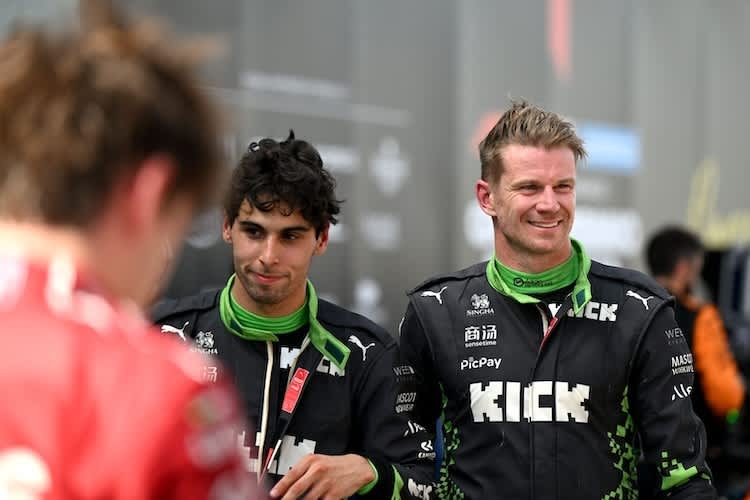 Nico Hülkenberg (r.) und sein Teamkollege Gabriel Bortoleto in Barcelona