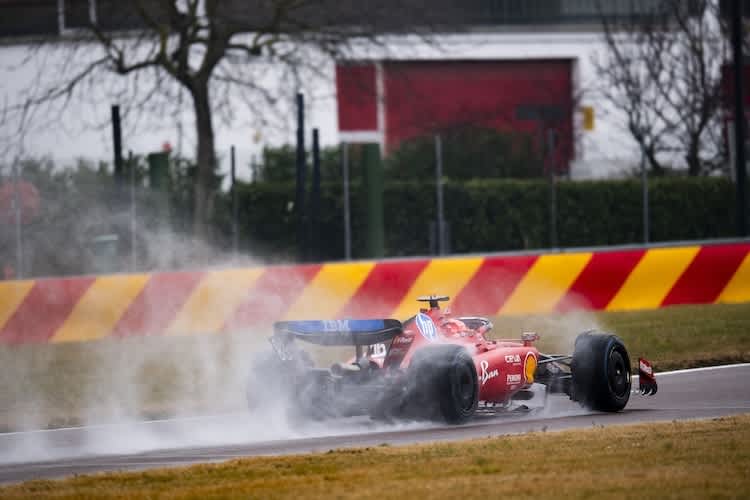Charles Leclerc rückte auf nasser Piste aus