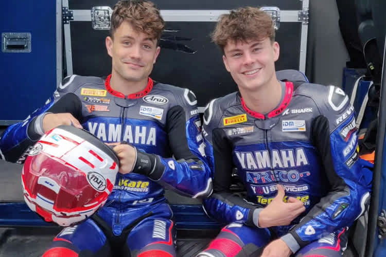 Lennox Lehmann mit Twan Smits (v.re.)