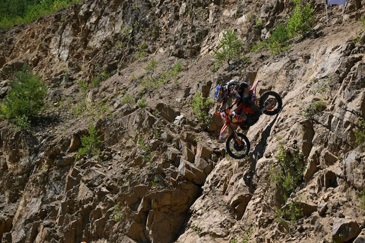 Manuel Lettenbichler bei der Abfahrt über steiles, felsiges Gelände