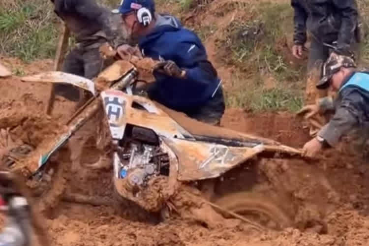 Das Motorrad von Liam Everts musste aus dem tiefen Schlamm befreit werden