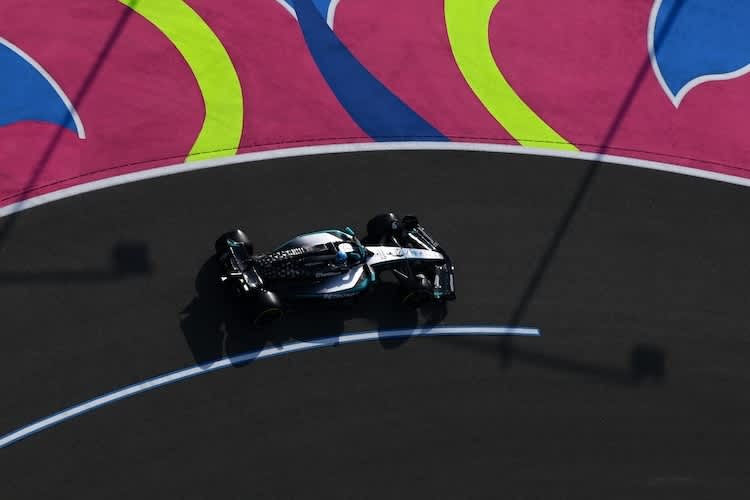 George Russell unterwegs auf dem Jeddah Corniche Circuit