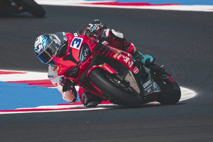 Raffaele De Rosa und Niki Tuuli treten in Donington Park mit der alten QJ Motor an