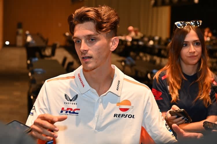 Luca Marini ist im Losail-Pressezentrum ein begehrter Gesprächspartner. Die Stimmung beim neuen Respol Honda Piloten ist blendend