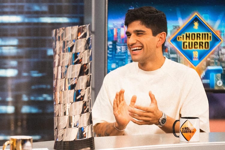 Jorge Martin mit dem MotoGP-Pokal in der spanischen TV-Sendung El Hormiguero