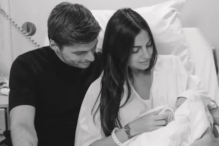 PS-Traumpaar: Kelly Piquet und Max Verstappen sind stolze Eltern von Lily geworden