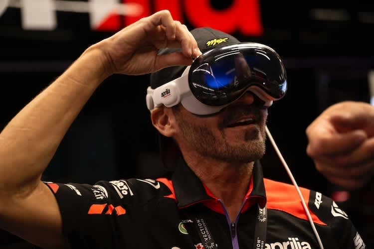 Max Biaggi ohne Helm und mit VR-Brille