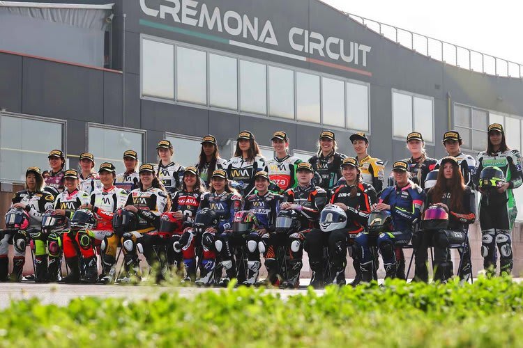 Das Gruppenbild der Frauen-WM beim Cremona-Test