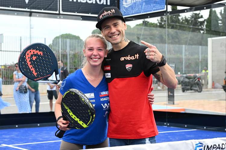 Lucy Michel ist im WM-Paddock angekommen und trifft Alvaro Bautista