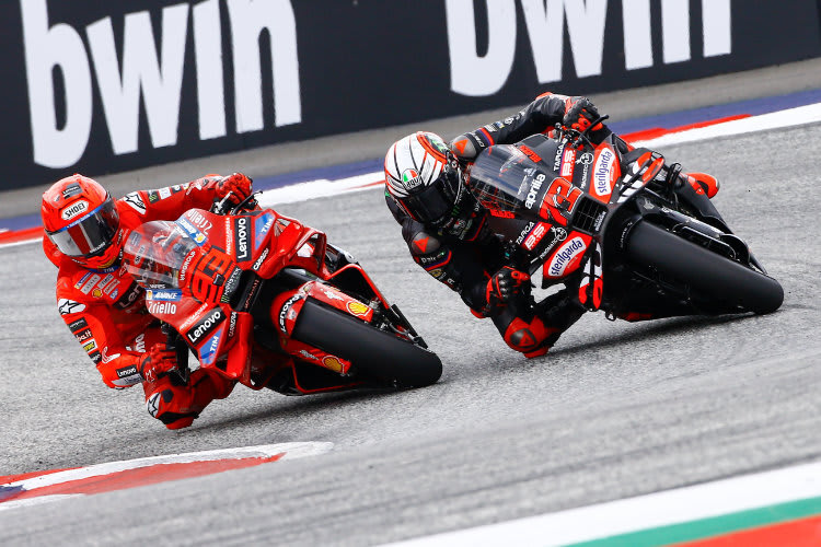 Das rennentscheidende Manöver: Marc Marquez (li.) gegen Marco Bezzecchi