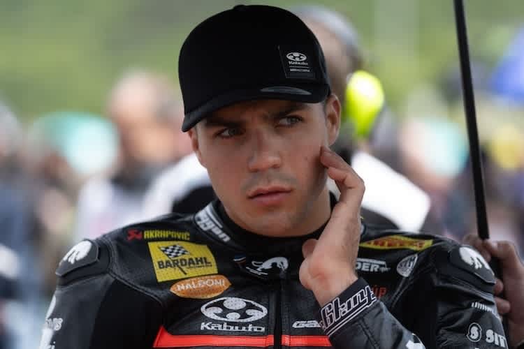 Yari Montella studiert die Daten von WM-Leader Nicolo Bulega