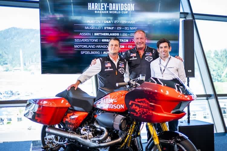 Jeff Schuessler und Kolja Rebstock von Harley mit Carlos Ezpeleta (v.l.)