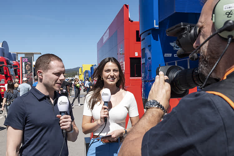 Im Fahrerlager unterwegs: Alina Marzi und Stefan Bradl