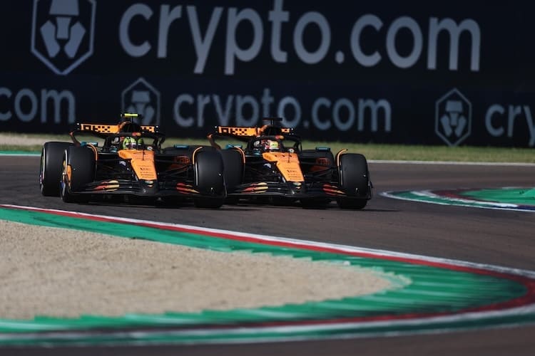 Lando Norris musste sich in Imola erst an Oscar Piastri vorbei kämpfen, bevor er Max Verstappen ins Visier nehmen konnte