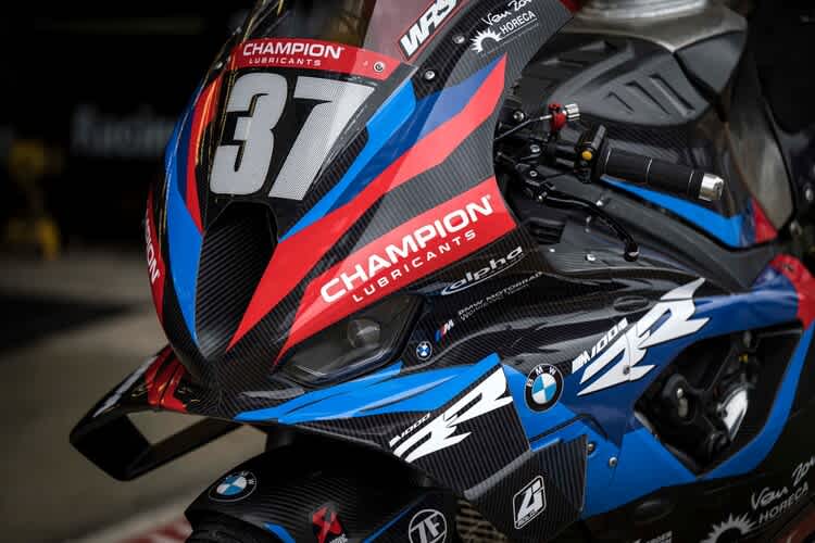 Die Nummer 37 strahlt auf der Verkleidung der BMW