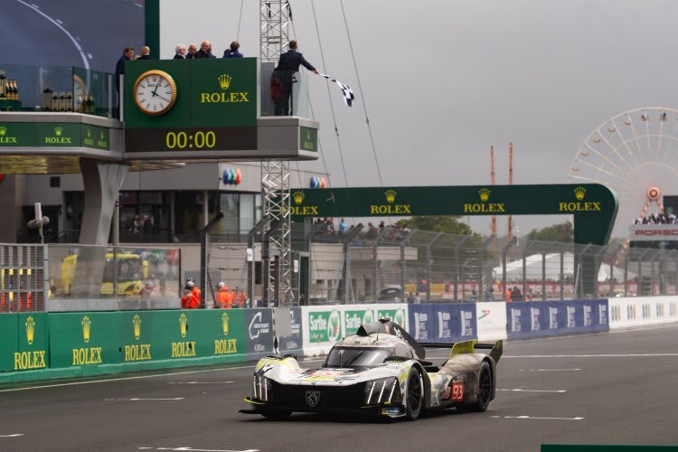 Ein Peugeot 9X8 in Le Mans