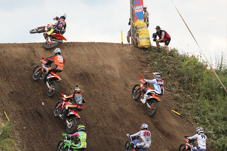 In den ersten Wertungslauf am Sonntag startete Jan Pancar hinter Lucas Coenen auf Platz 2