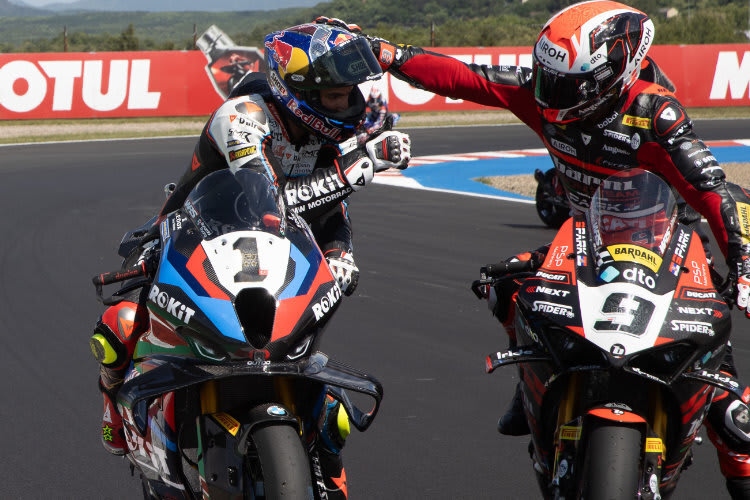 Toprak Razgatlioglu (li.) mit Danilo Petrucci