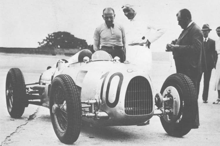 1934: Ferdinand Porsche (rechts) mit Hans Stuck (Mitte)