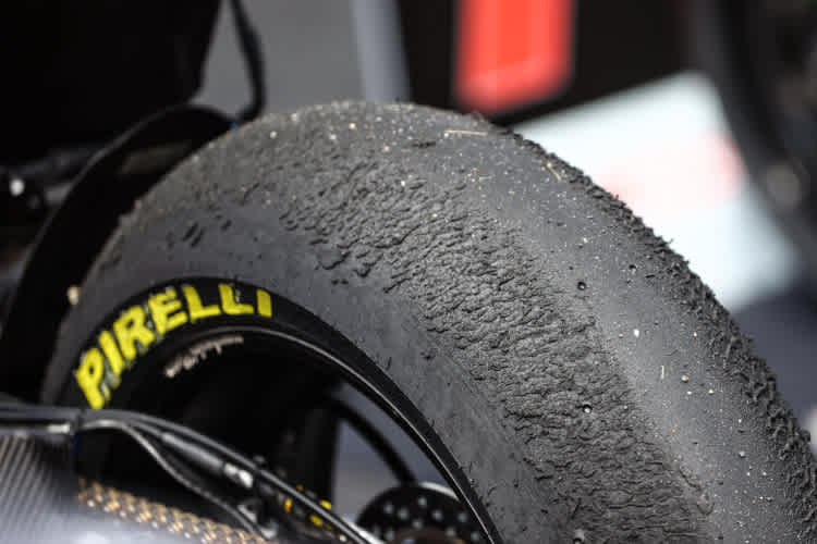 Die Haltbarkeit der Hinterreifen ist ein Dauerthema im Motorrad-Rennsport