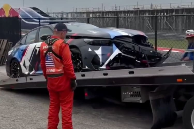 Das beschädigte MotoGP-Safety-Car musste nach dem Unfall abgeschleppt werden