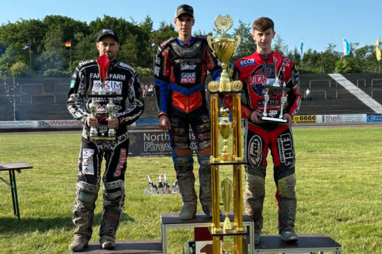 Sandro Wassermann (Mitte) mit dem Störtebeker-Pokal