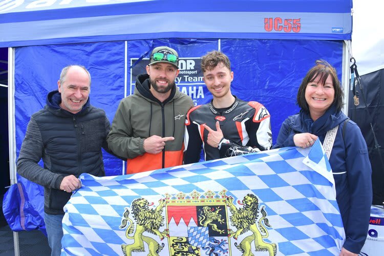 Familientreffen in Assen: Jonas Folger mit Cousin Valentin und dessen Eltern
