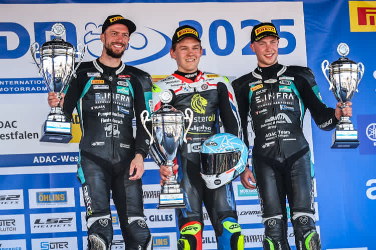 Toni Finsterbusch und Jan-Ole Jähnig umrahmen Hannes Soomer