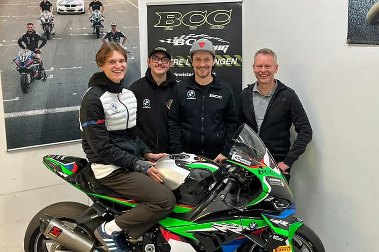 Max Schmidt (li.) sattelt um auf die BCC-BMW