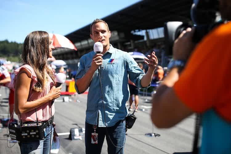 Alex Hofmann neben Moderatorin Andrea Schlager. Der Ex-Pilot sieht auch, dass der Transfermarkt schwieriger geworden ist