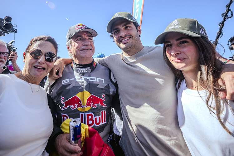 Eine schrecklich schnelle Familie: Die Sainz' am Ziel der Dakar