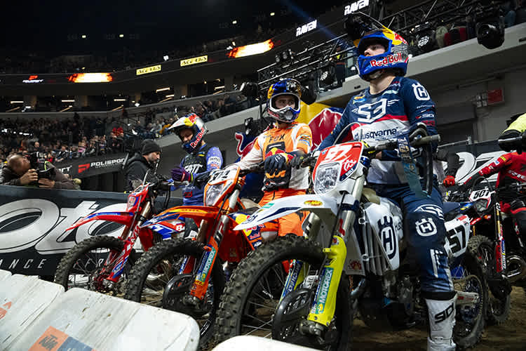 Billy Bolt, Jonny Walker und Manuel Lettenbichler vor vollem ungarischen Haus.