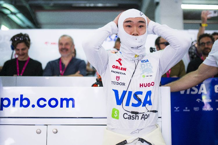 Yuki Tsunoda mit seiner Balaclava, bevor er ins Auto steigt