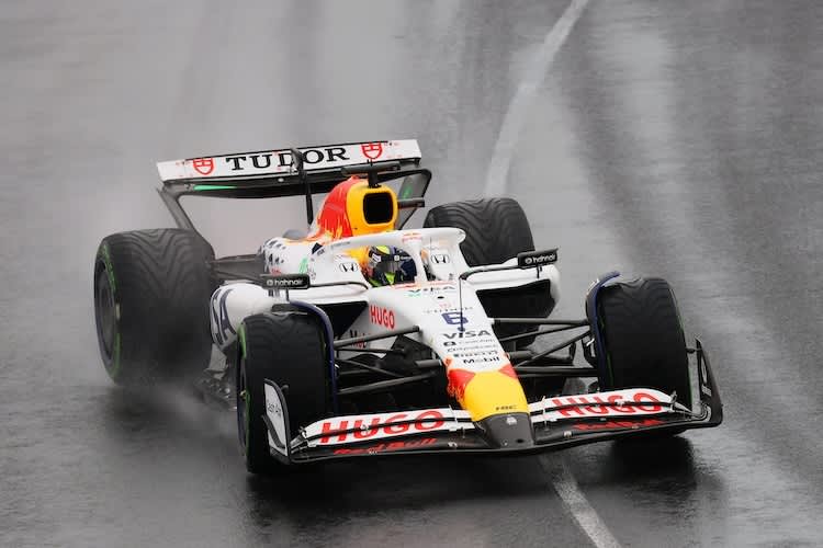 Isack Hadjar auf der regennassen Strecke in Melbourne