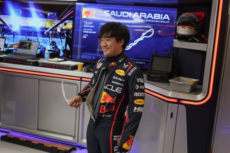 Yuki Tsunoda in der Red Bull Racing-Garage