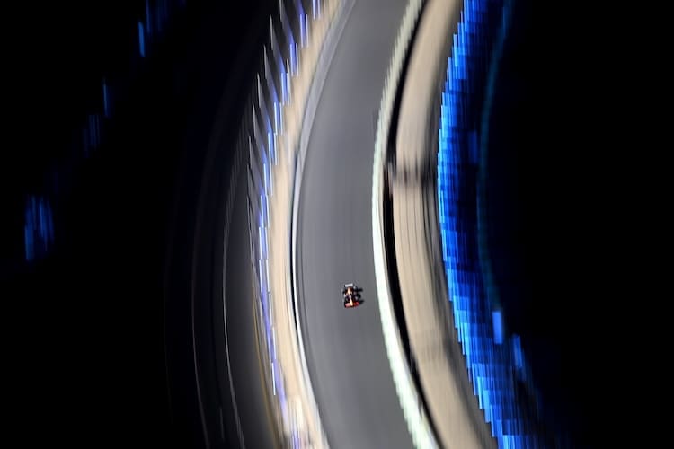 Max Verstappen unterwegs auf dem Jeddah Corniche Circuit
