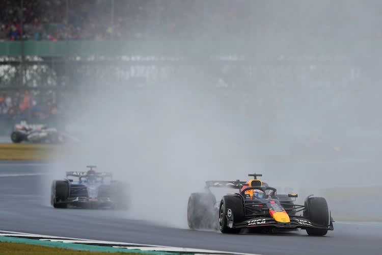 Max Verstappen pflügt sich durch den Regen: Ähnlich nass wie hier in Silverstone dürfte es auch in Spa werden