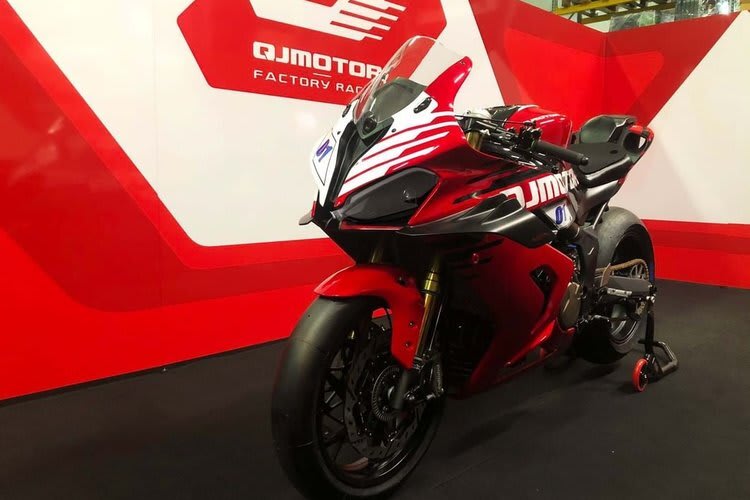 Eines der wenigen Bilder der Rennversion der QJ Motor SRK800RR