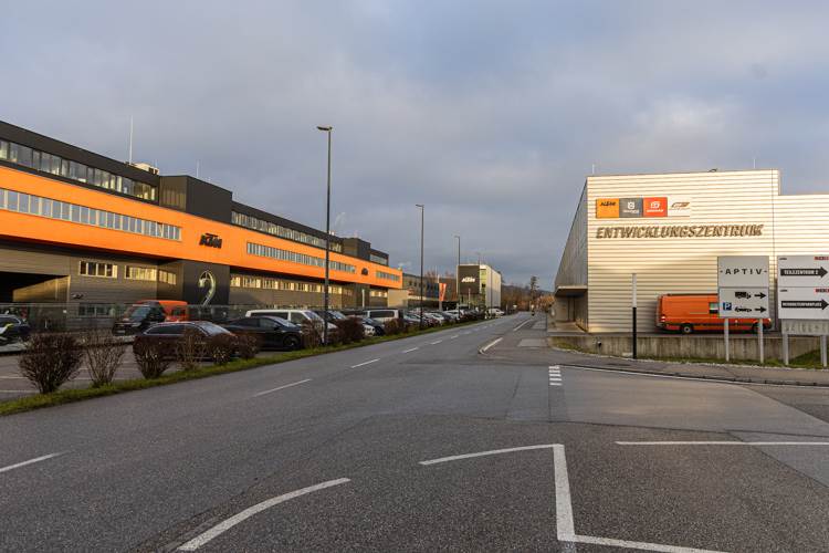 KTM-Werk Mattighofen, 19. Dezember: Auf dem Parklplatz stehen doch etliche Autos der Mitarbeiter, die zur Arbeit gekommen sind