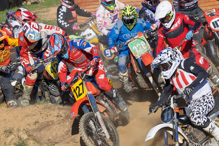 Volle Fahrerfelder mit historischen Motorrädern in Stribro