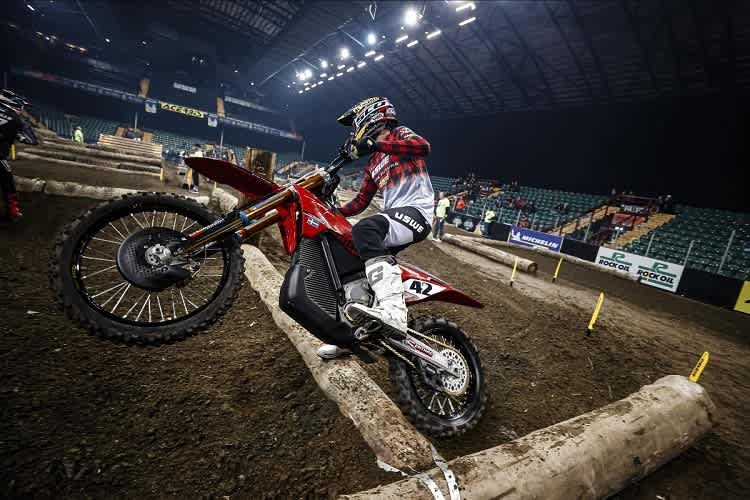 Jonny Walker auf Triumph: Totale Dominanz am ersten Einsatz beim Indoor Enduro in Newcastle