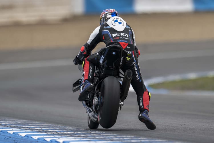 Toprak Razgatlioglu tastet sich auf der BMW an sein Limit heran