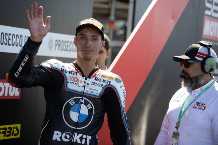 Toprak Razgatlioglu (li.) feierte mit Teamkollege Michael van der Mark