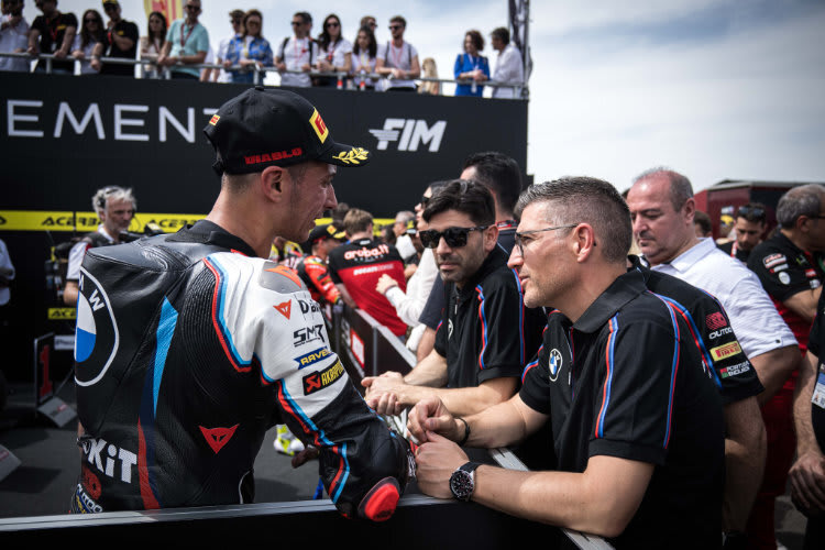 Toprak Razgatlioglu (li.) mit BMW-Manager Chris Gonschor