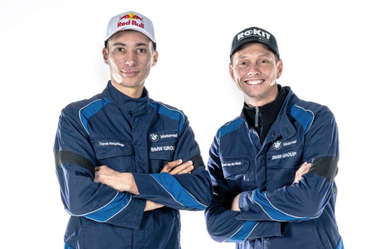 Die BMW-Werksfahrer Toprak Razgatlioglu (li.) und Michael van der Mark haben sich sehr geärgert